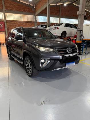 TOYOTA HILUX SW4 2.8 SRX 4X4 7 LUGARES 16V TURBO INTERCOOLER DIESEL 4P AUTOMÁTICO
